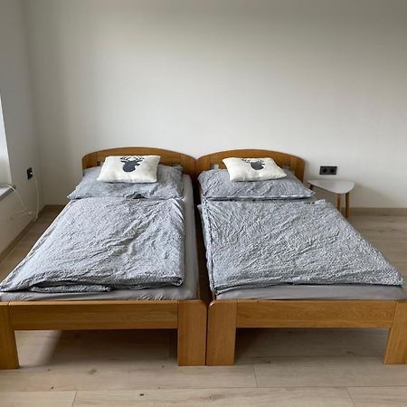Soukromý pokoj s kuchyní a koupelnou v řadovce Nove Mesto na Morave Exterior foto
