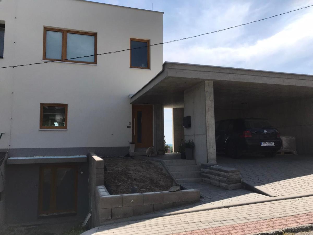 Soukromý pokoj s kuchyní a koupelnou v řadovce Nove Mesto na Morave Exterior foto
