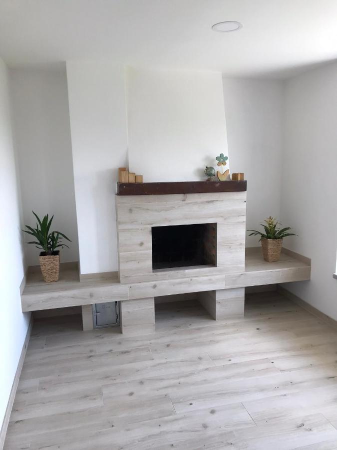 Soukromý pokoj s kuchyní a koupelnou v řadovce Nove Mesto na Morave Exterior foto